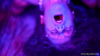 Mae babi yn mastyrbio ar gamera ac yn dod â'i hun i orgasm.